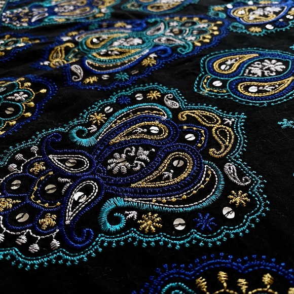 Intricate embroidered skirt - Picture 3 of 3